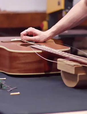 Changement de corde d'une guitare